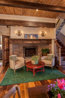 Αίθουσα εισόδου σε ιδιωτική κατοικία με τζάκι