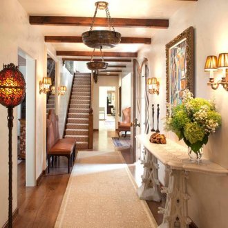 Αίθουσα εισόδου σε ιδιωτική κατοικία σε αποικιακό στιλ