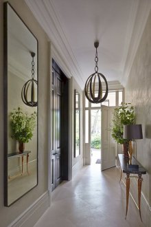 Αίθουσα εισόδου σε ιδιωτική κατοικία με τραπέζι κονσόλας