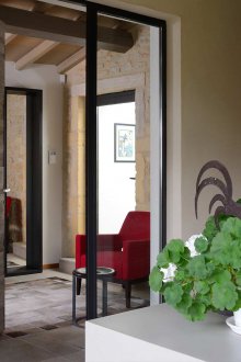 Αίθουσα εισόδου σε ιδιωτική κατοικία με πολυθρόνα