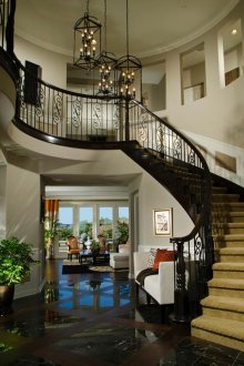 Αίθουσα εισόδου σε ιδιωτική κατοικία με σκάλες