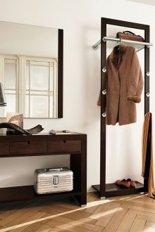 Καθρέφτης σε σκοτεινό πλαίσιο για φωτεινό διάδρομο