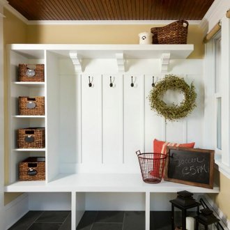 Αίθουσα εισόδου σε ιδιωτική κατοικία με ράφια