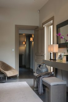 Ο διάδρομος σε ιδιωτικό σπίτι είναι γκρίζος