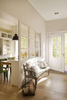 Ο διάδρομος σε ένα ιδιωτικό σπίτι είναι φωτεινό