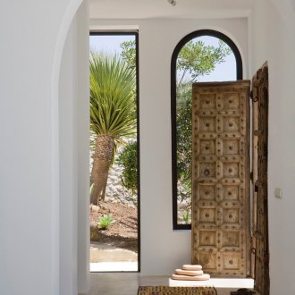 Είσοδος σε ιδιωτικό σπίτι σε τροπικό στιλ