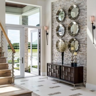 Αίθουσα εισόδου σε ιδιωτική κατοικία με καθρέφτες