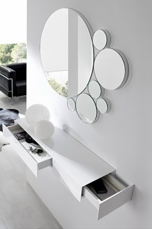 Σύνθετος καθρέφτης στρογγυλών στοιχείων στο διάδρομο