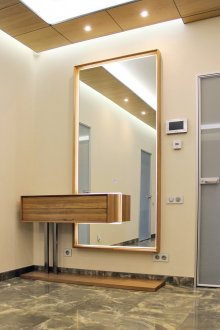 Όμορφο φωτιζόμενο καθρέφτη στο διάδρομο