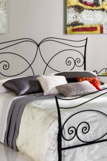 Μαύρο κρεβάτι από σφυρήλατο σίδερο