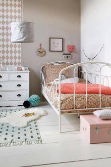 Κρεβάτι από σφυρήλατο σίδερο στο φυτώριο