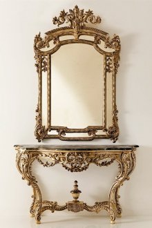 Πολυτελής κλασικός καθρέφτης στο διάδρομο