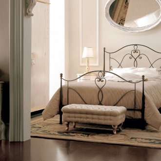 Κρεβάτι από σφυρήλατο σίδερο στο εσωτερικό