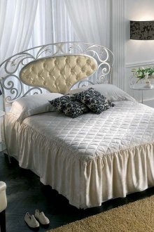 Κρεβάτι Shod με ένα μαλακό κεφαλάρι