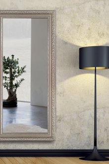 Καθρέφτης σε ένα μοτίβο πλαισίου στο διάδρομο