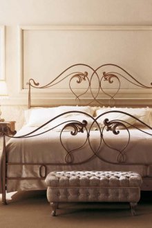 Νεοκλασικό κρεβάτι από σφυρήλατο σίδερο