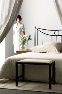 Κρεβάτι από σφυρήλατο σίδερο με ένα κεφάλι