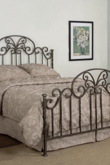 Κρεβάτι από σφυρήλατο σίδερο στο υπνοδωμάτιο