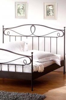 Συναίσθητο κρεβάτι με ένα μικρό τραπέζι