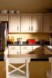 Κουζίνα 14 τ.μ. m με ακουστικά γύρω από την περίμετρο