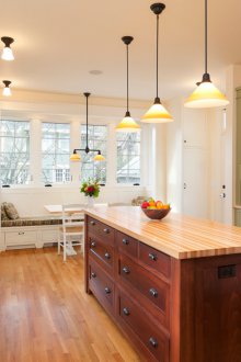 Κουζίνα με μακρύ καναπέ