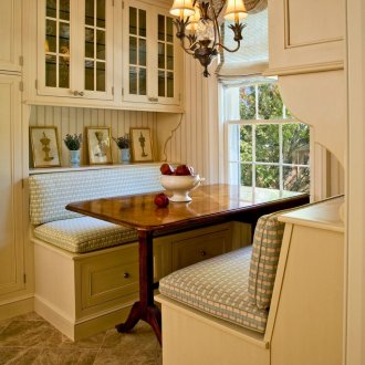 Κουζίνα με δύο καναπέδες