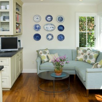 Κουζίνα με μπλε καναπέ