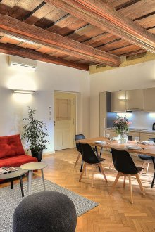 Κουζίνα με κόκκινο καναπέ