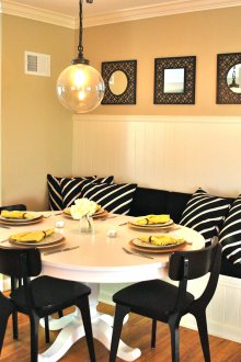 Κουζίνα με μονόχρωμο καναπέ