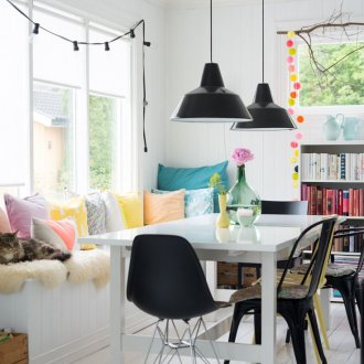 Κουζίνα με καναπέ κάτω από το παράθυρο