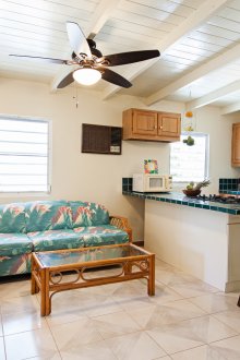 Κουζίνα με καναπέδες λυγαριά