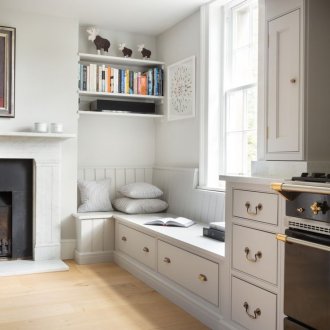 Κουζίνα με καναπέ και συρτάρια