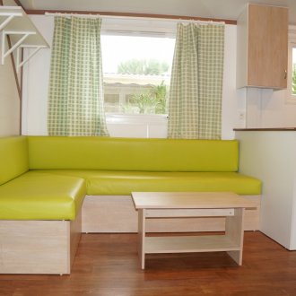 Κουζίνα με πράσινο καναπέ