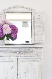 Έπιπλα αντίκες με καθρέφτη στο διάδρομο