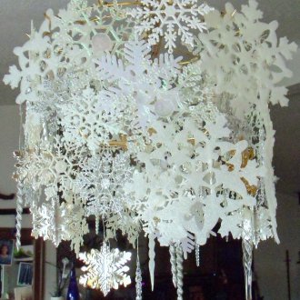Χαρτικά νιφάδες χιονιού σε πολυτελή διακόσμηση