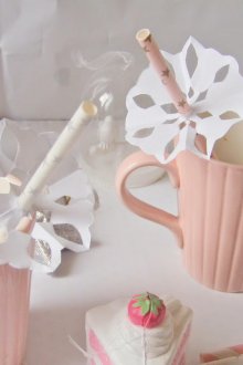 Χαρτί νιφάδες χιονιού σε διακοσμητικό πίνακα