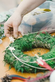 Κάνοντας χριστουγεννιάτικο στεφάνι