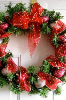 Χριστουγεννιάτικο στεφάνι με κόκκινη κορδέλα