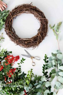 Χριστουγεννιάτικο στεφάνι από κλαδιά και μούρα