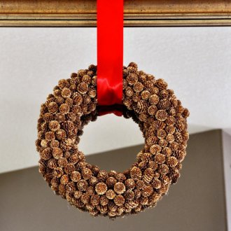 Χριστουγεννιάτικο στεφάνι στον καθρέφτη