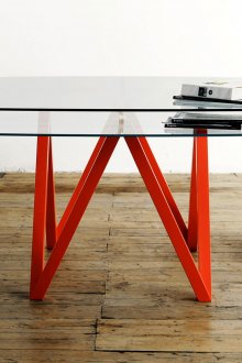 Βολικό τραπέζι με δύο ράφια