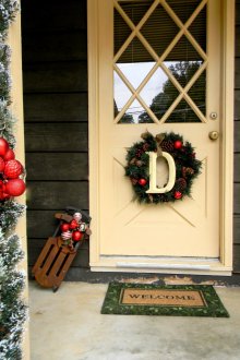 Λευκή διακόσμηση πόρτας του νέου έτους