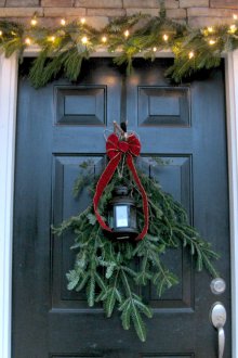 Χριστουγεννιάτικη διακόσμηση πόρτας με έλατα