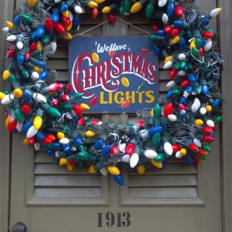 Διακόσμηση της πόρτας με γιρλάντα για το νέο έτος