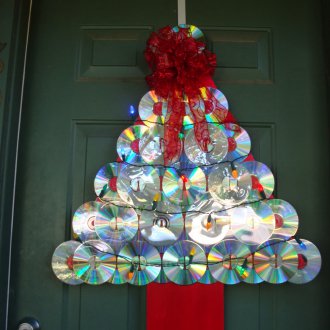Χριστουγεννιάτικο δέντρο από CDs στην πόρτα