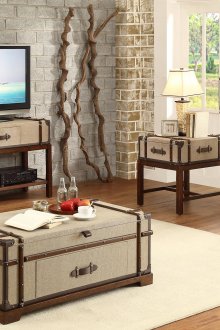 Τραπέζια καφέ από παλιές βαλίτσες και ξύλινα σουβέρ