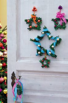 Διακόσμηση πόρτας με στεφάνια αστεριών