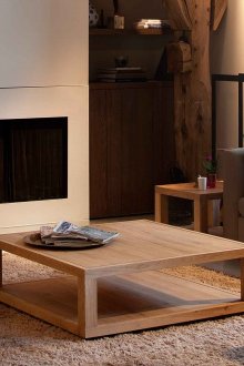 Χαμηλό τραπέζι από ξύλο στο καθιστικό