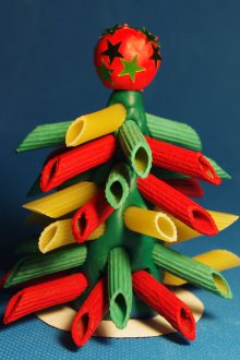 Χριστουγεννιάτικο δέντρο από ζυμαρικά