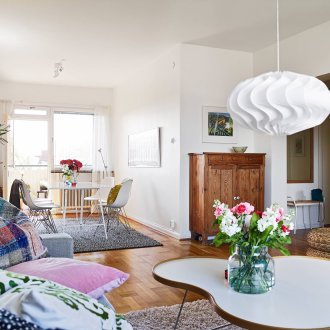 Ασύμμετρο τραπέζι σαλονιού με πλαστικό χείλος